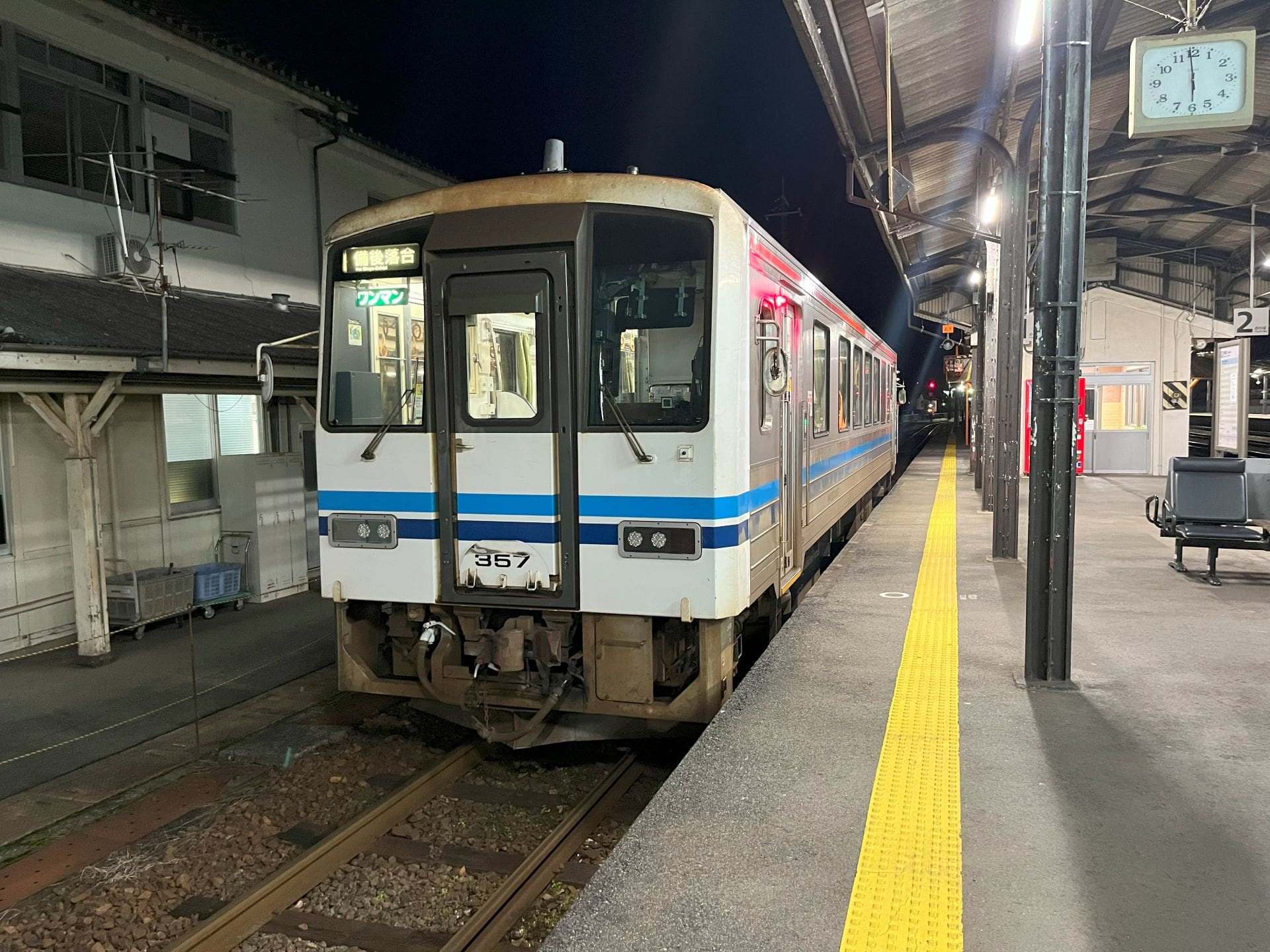 JR西日本の気動車。キハ120-357。備後落合行。新見駅での写真。