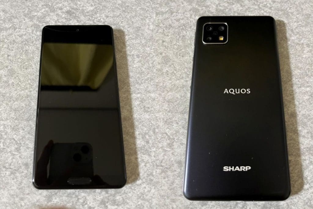 交換予定のAquos sense5g。ブラック。表面と裏面。画面はつかない（点灯していない）